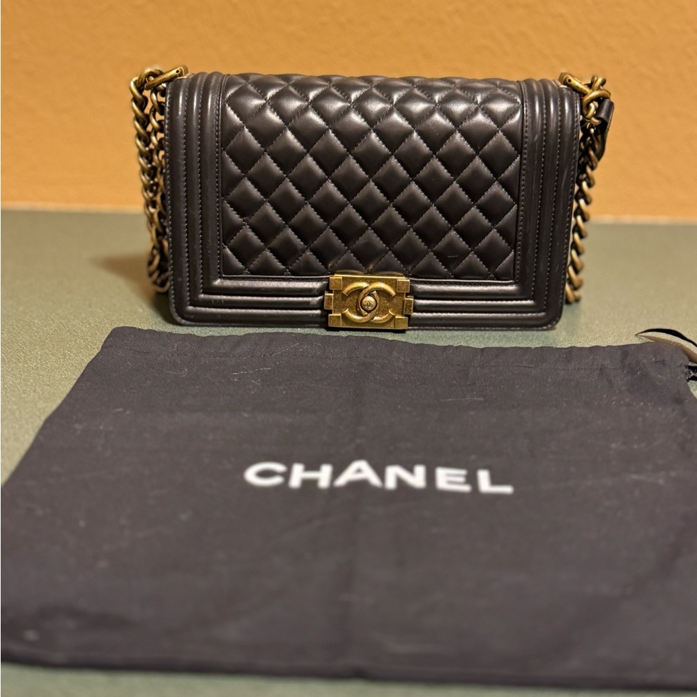 Black purse. Beautiful & timeless classy.